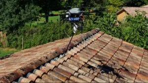 Traitement de toiture par drone